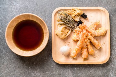 karides tempura (hırpalanmış kızarmış karides) sebze - Japon gıda tarzı