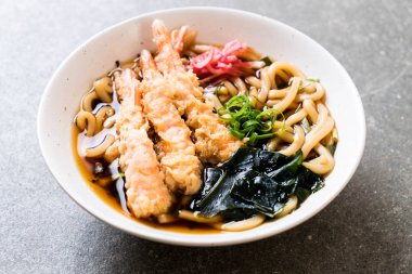 Japon usulü karidesli ramen eriştesi.