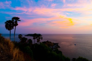 Phromthep Cape bakış açısıyla güzel günbatımı alacakaranlık gökyüzü Phuket, Tayland - işleme tarzı filtre efekti
