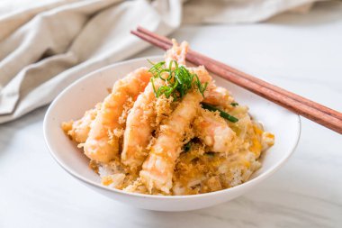 kızarmış karides tempura üzerinde beyaz surat - Japon yemekleri stil tepesinde