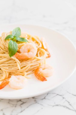 İtalyan usulü karidesli beyaz soslu spagetti krem peynir.