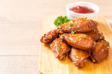 Beyaz susamlı ızgara tavuk kanadı.