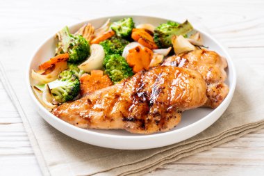 çukurunu tavuk göğsü biftek sebze (brokoli, havuç, soğan ile)