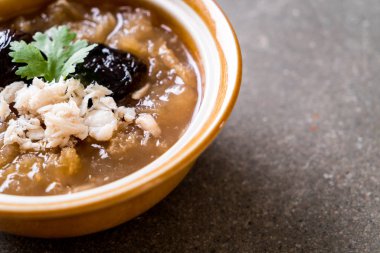 Yengeç kase kırmızı et suyu çorbası kızarmış balık Maw