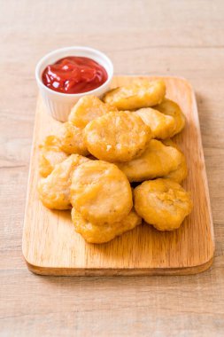 Soslu tavuk nugget, sağlıksız yemek.