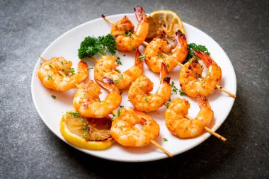 Limon - deniz ürünleri tarzı ile ızgara kaplan karides şiş