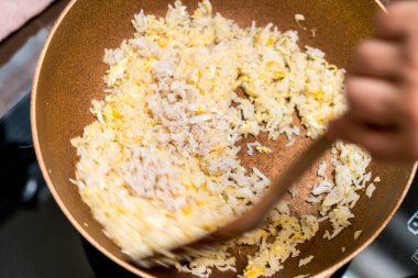 Pan kızarmış pilav pişirme