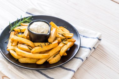 Soslu patates kızartması - sağlıksız yemek.