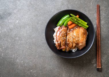Teriyaki tavuk pilav kasesi - Asya gıda tarzı