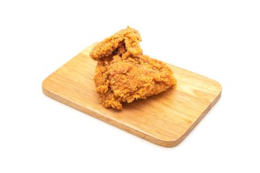 Beyaz arka plan üzerinde izole kızarmış tavuk yemek (abur cubur ve sağlıksız yiyecek)