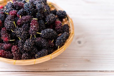 ahşap masa taze dut kase