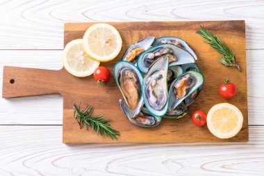 malzemelerle ahşap tahta üzerinde taze midye