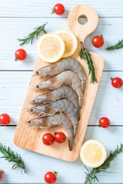 taze karides veya karides malzemelerle ahşap tahta üzerinde ham