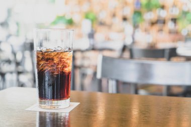 restoranda buzlu kola bir bardak