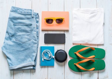 Gezgin, yaz tatili ahşap arka plan üzerinde erkek casual kıyafetler