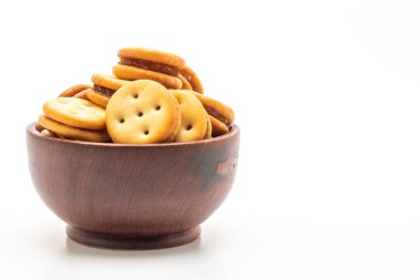 Beyaz arka planda izole edilmiş ananas reçelli hindistan cevizi bisküvisi