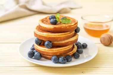 Taze yaban mersinli gözleme.