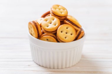 Hindistan cevizli bisküvi ve ananas reçeli.