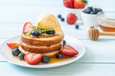 Yabanmersinli gözleme, çilek, bal ve vanilyalı dondurma.