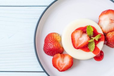 taze çilek - sağlıklı yemek ve tatlı ile yoğurt puding