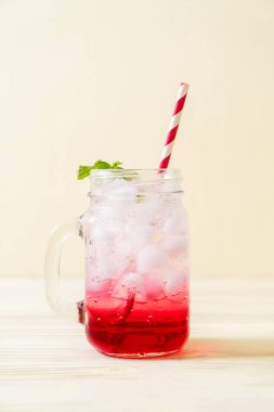 ahşap masa buzlu çilekli soda