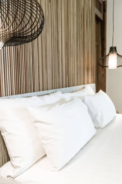 Otel yatak odası iç dekorasyonda yatak üzerinde rahat yastık