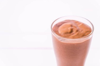 çikolata smoothies milkshake ahşap arka plan üzerinde