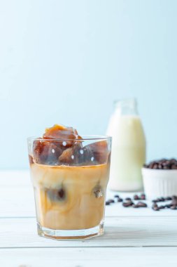 ahşap masa üzerinde sütlü kahve buz küpleri