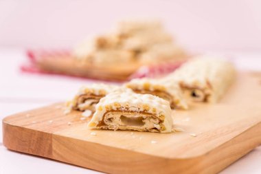 beyaz çikolata karamel ve gevrek gevrek ahşap bar ile