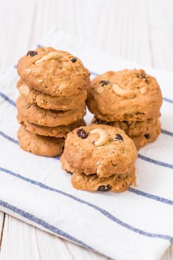 Kuru üzüm ve kavrulmuş kaşu fındık ile tatlılar