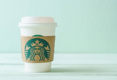 Bangkok, Tayland - 5 Haziran 2018: Beyaz kahve fincanı Starbucks logosu üzerinde tahta arka plan ile. Starbucks dünyanın en büyük kahve evi 61 ülke içinde 20.000'den fazla mağaza ile mi.
