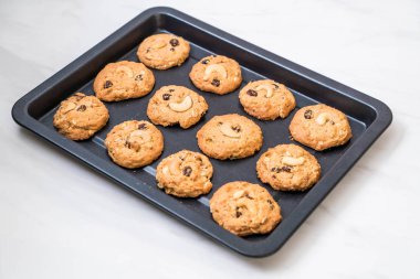 Kuru üzüm ve kavrulmuş kaşu fındık ile tatlılar