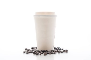 Kağıt bardak beyaz arka plan üzerinde izole paket servisi olan restoran kahve