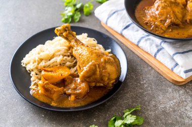 Şehriye - Asya gıda tarzı ile tavuk Massaman köri hamur