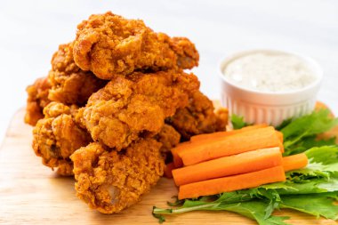 Sebzeli kızarmış tavuk kanadı.