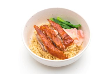 Beyaz arka plan üzerinde izole kavrulmuş duck erişte