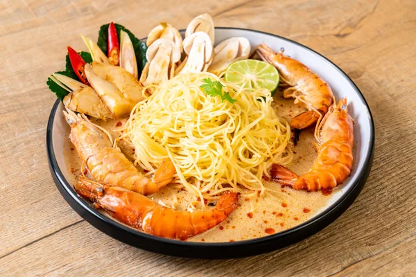 Baharatlı karides spagetti makarna (Tom Yum Goong) - İtalyan Füzyon gıda tarzı