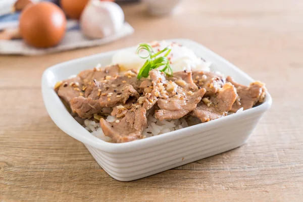 yumurta - Asya gıda tarzı ile tepesinde pirinç Sarımsak soslu tavada kızartılmış domuz eti