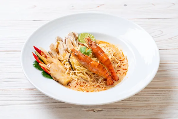 Baharatlı karides spagetti makarna (Tom Yum Goong) - İtalyan Füzyon gıda tarzı