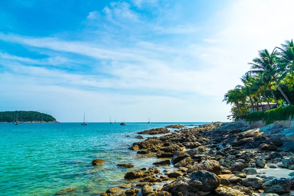 Güzel tropikal plaj ve deniz - tatil tatil kavramı