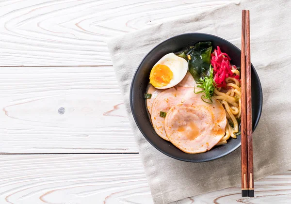 Baharatlı miso udon ramen noodle ile domuz eti - Japon gıda tarzı
