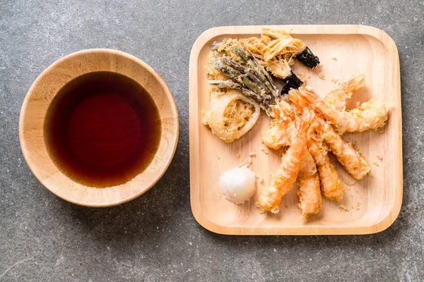 karides tempura (hırpalanmış kızarmış karides) sebze - Japon gıda tarzı