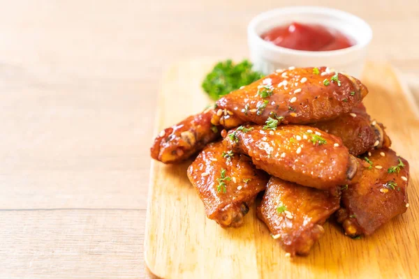 Beyaz susamlı ızgara tavuk kanadı.