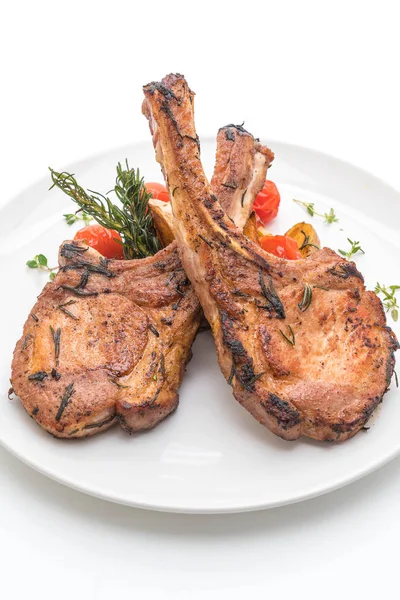 Beyaz arka plan üzerinde izole domuz eti biftek