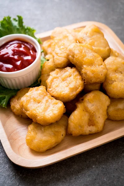 Soslu tavuk nugget, sağlıksız yemek.