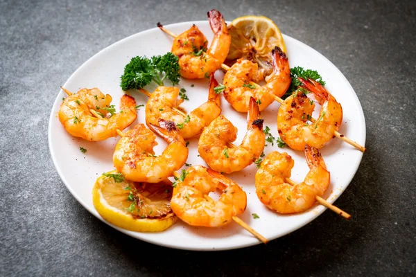 Limon - deniz ürünleri tarzı ile ızgara kaplan karides şiş