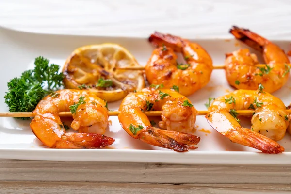 Limon - deniz ürünleri tarzı ile ızgara kaplan karides şiş