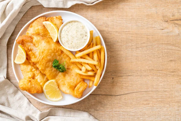 Balık ve patates kızartması. Sağlıksız yiyecekler.