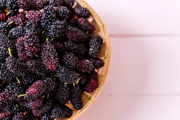 ahşap masa taze dut kase