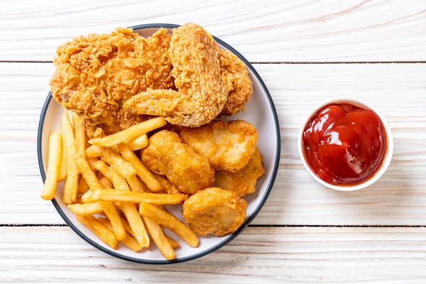 Stekt Kyckling Med Pommes Frites Och Nuggets Mjöl Skräpmat Och — Stockfoto